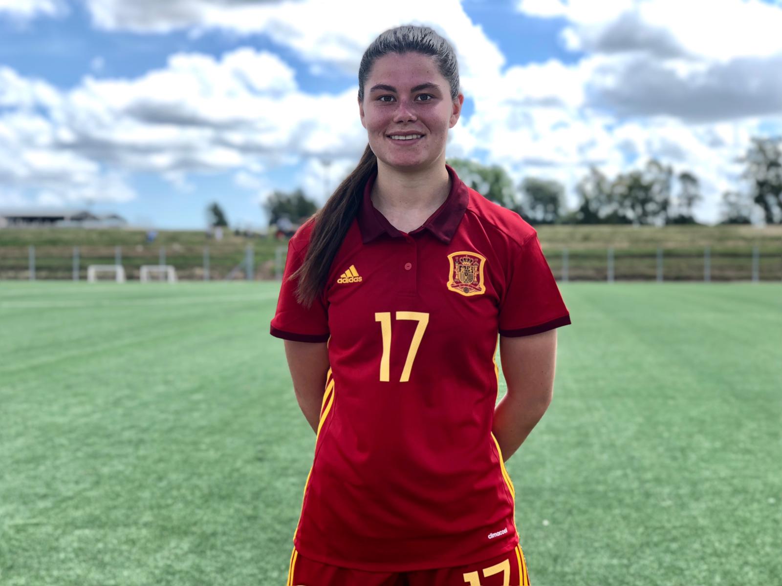 maria_mendez_con_la_camiseta_de_la_seleccion_espanola_001